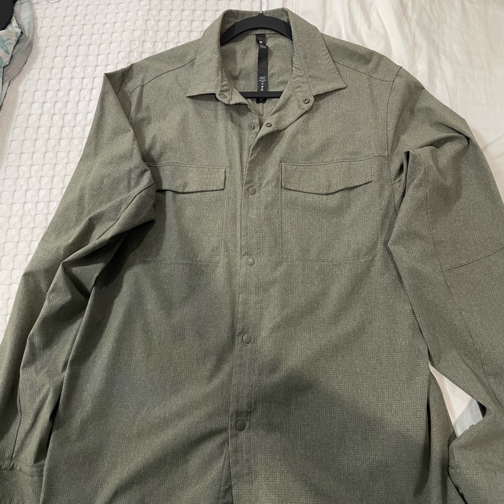 Lululemon Athletica Green Lightweight  LS Button Down